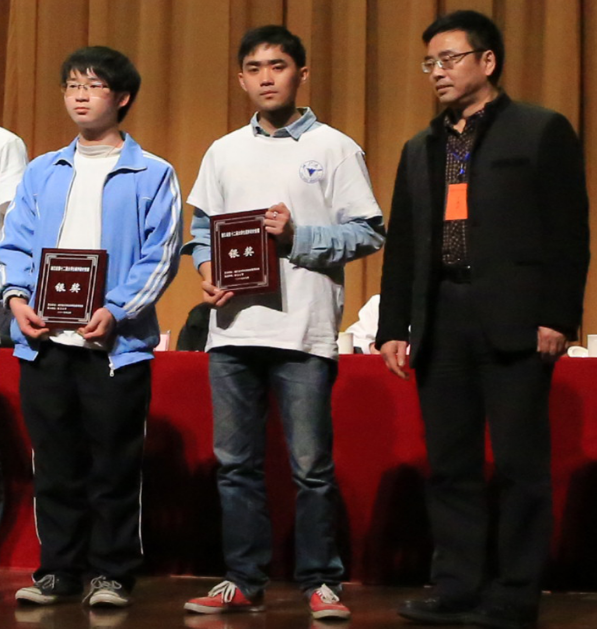 图3 Jav777
银奖队伍代表汝峰领奖