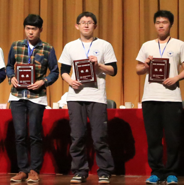 图4 Jav777
银奖队伍代表汪寒领奖